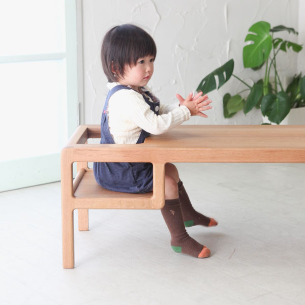 baby in table by Oji Masanori