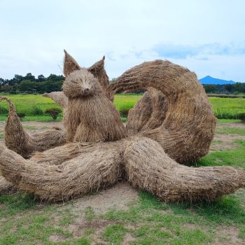 Student Artists Awaken Mythical Beasts of the Echigo Region Using Straw